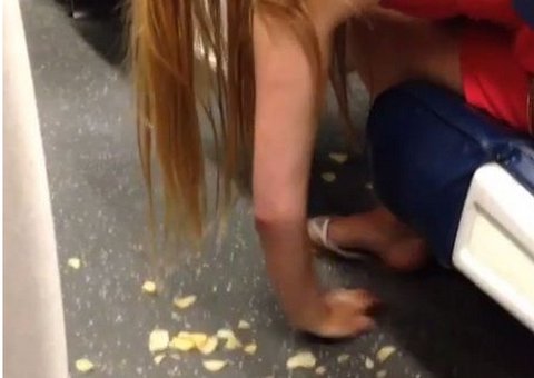Bêbada, loira é filmada comendo batatas do chão de trem