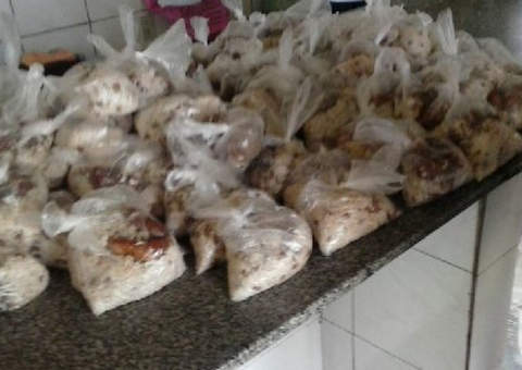 Comida é servida em sacolas plásticas e presos comem com a mão no Piauí