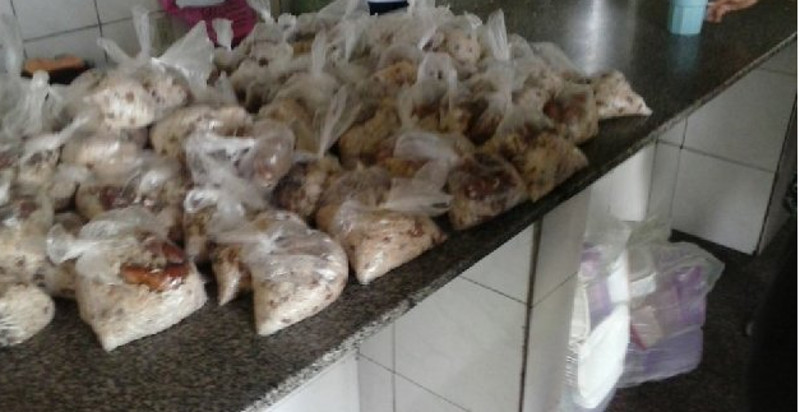 Comida é servida em sacolas plásticas e presos comem com a mão no Piauí