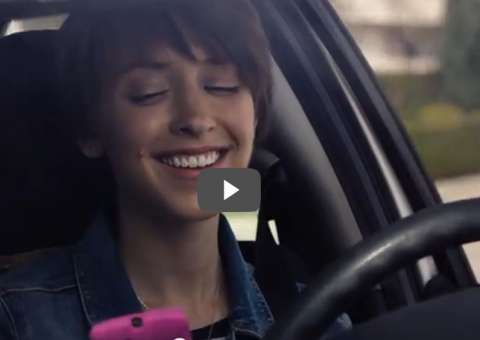 Veja o risco de dirigir e ler o WhatsApp ao mesmo tempo