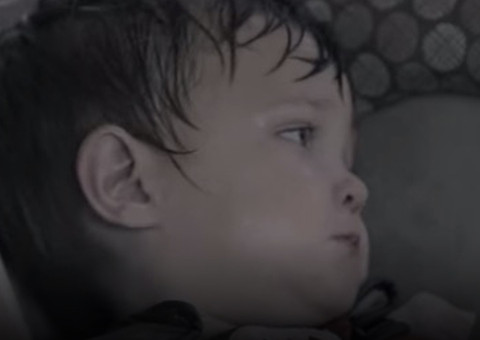 Vídeo mostra o que acontece quando um bebê é esquecido no carro