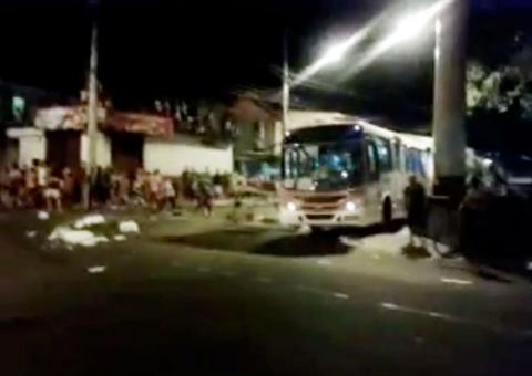 Terror na compensa em nome do protesto. Vândalos atiram pedras em ônibus em movimento 