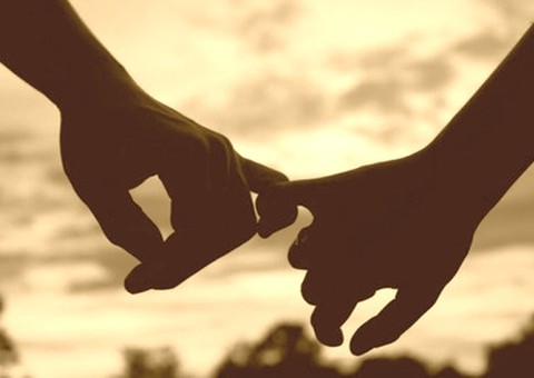 Casal vai fazer divórcio, desiste e sai abraçado