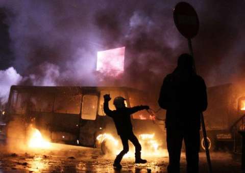 Presidente da Ucrânia promete criar comissão para encerrar crise