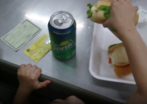 Mulher tenta pagar lanche da filha no DB mas acaba barrada por causa de lei