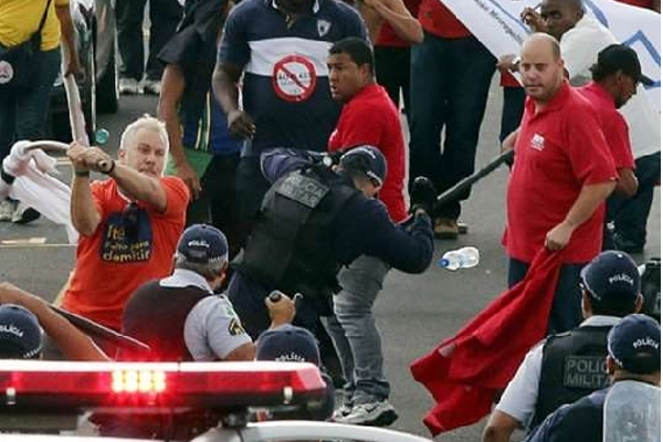 Confronto entre PM e manifestantes no Congresso deixa 8 feridos e 4 detidos