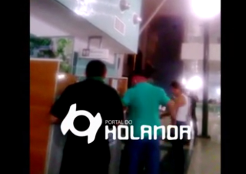 "VOCÊ É UMA INCOMPETENTE", grita homem que queria dinheiro de volta no aeroporto