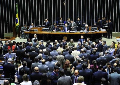 Congresso aprova projeto que altera superavit; falta votar emenda