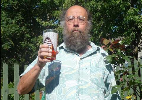 Conheça o copo de cerveja que também é um relógio de sol