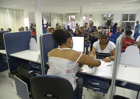 Vinte mil candidatos disputam 30 vagas em concurso da prefeitura de Manaus