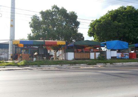 Construções tomam calçadas na avenida Torquato Tapajós