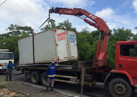 Container usado como borracharia é retirado de área institucional