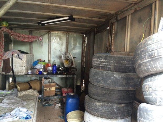 Container usado como borracharia é retirado de área institucional