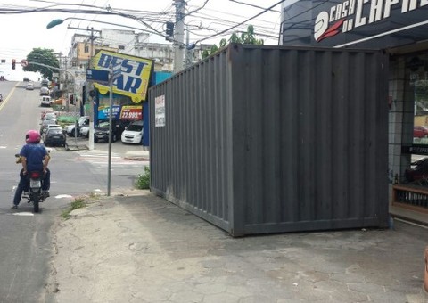 Contêiner estaciona em calçada na Cachoeirinha