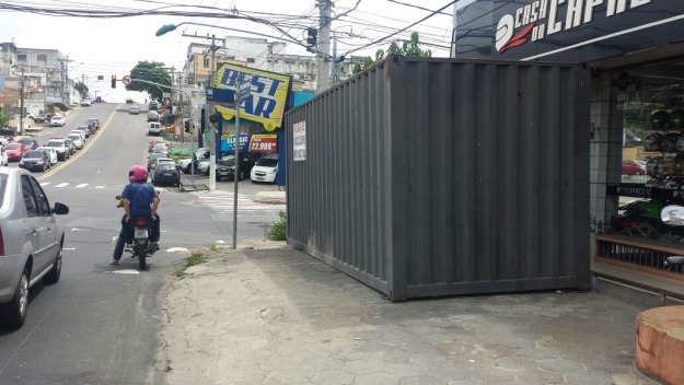 Contêiner estaciona em calçada na Cachoeirinha