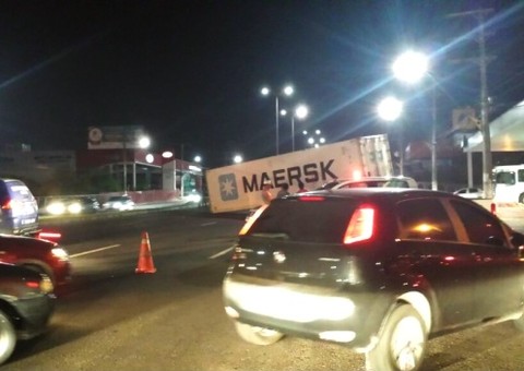 Contêiner cai no meio da pista na Torquato Tapajós