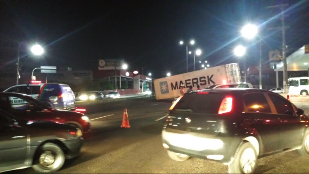 Contêiner cai no meio da pista na Torquato Tapajós