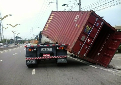 Contêiner tomba na alameda Cosme Ferreira