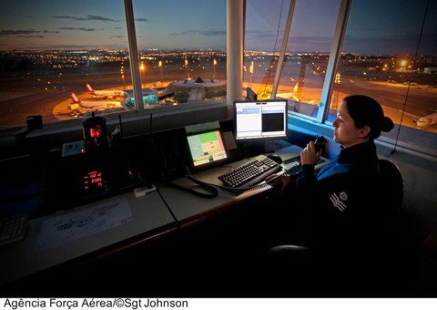 Abertas inscrições para controlador de tráfego aéreo. Salário de R$ 3.267,00
