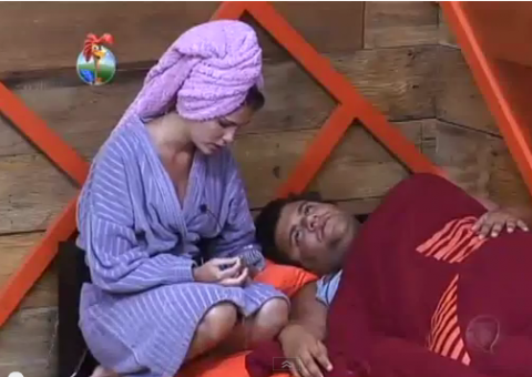 Bárbara nega caso com Marcos Oliver e se preocupa com boato