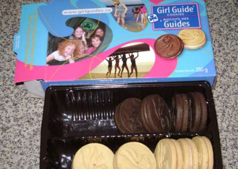  Menina vende 117 pacotes de bolacha em 2h em frente a loja de maconha