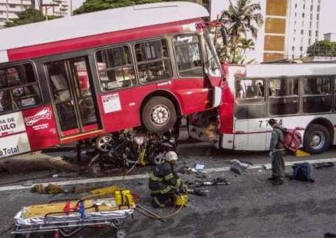 Carro é esmagado por ônibus na zona sul de São Paulo