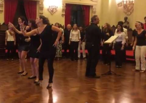 Coral de Universidade em São Paulo, surpreende com Boas Vindas aos calouros