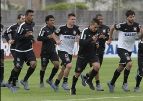 Torcida organizada faz protesto no CT do Corinthians