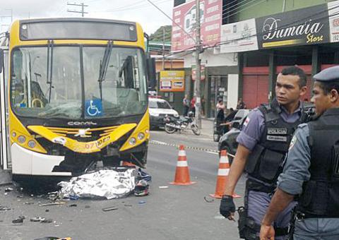 Pedestre  provoca morte de mototaxista em Manaus.Veja vídeo