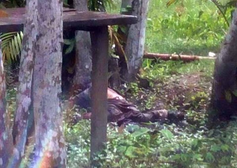 Ambulante é morto e jogado dentro de uma poça de lama