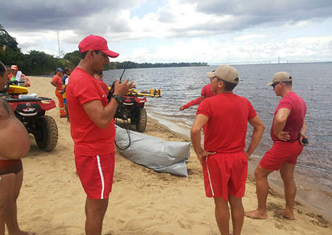 Cadáver de homem boia nas águas da Ponta Negra