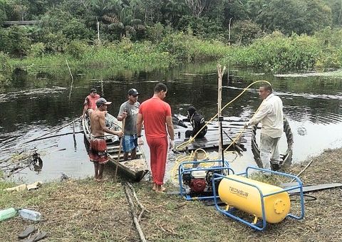 Bombeiros resgatam corpo de homem que morreu afogado em um lago