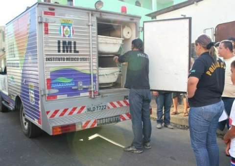 Mulher de 40 estrangula namorado de 15 anos