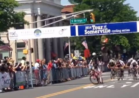 Ciclista se esborracha no chão ao ganhar corrida