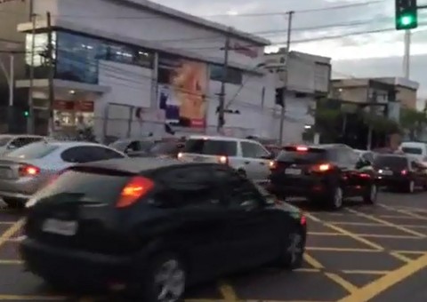  Manifestantes promovem "buzinaço" em Manaus contra corrupção