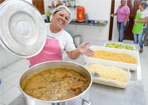 Cozinhas comunitárias oferecem mais de 1,8 mil refeições gratuitas por dia
