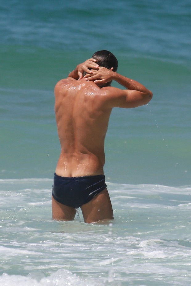 Cauã Reymond paga cofrinho e atrai olhares em dia de praia