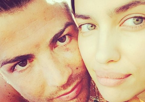 Com a namorada, Cristiano Ronaldo relaxa em praias paradisíacas da Grécia