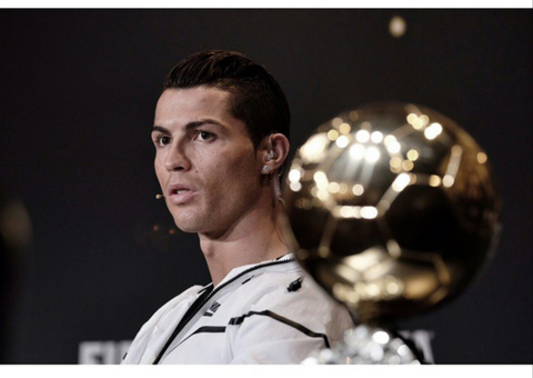 Cristiano Ronaldo ganha pela terceira vez o prêmio Bola de Ouro