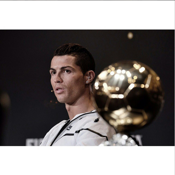 Cristiano Ronaldo ganha pela terceira vez o prêmio Bola de Ouro