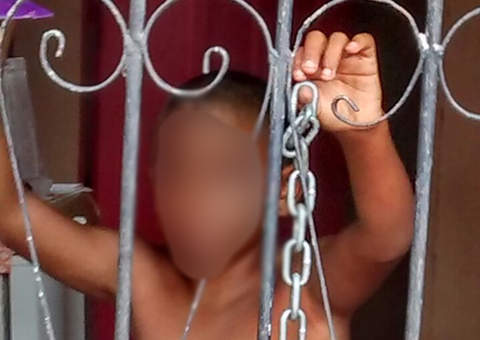 Criança acorrentada por pai e madrasta