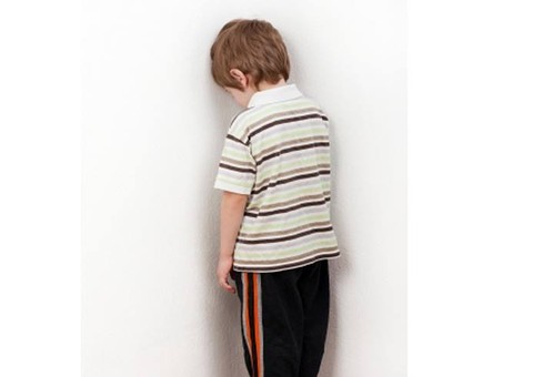 Crianças são obrigadas a abaixar calças na frente de professores em colégio