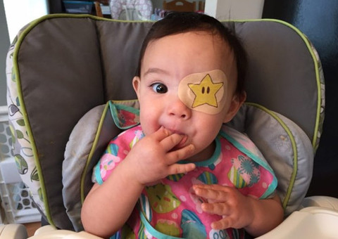 Pai faz desenhos animados em curativo da filha e diminui sofrimento 