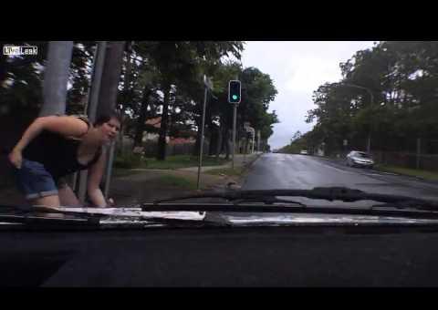 Mãe solta mão de criança, ela corre para a rua carro a atropela