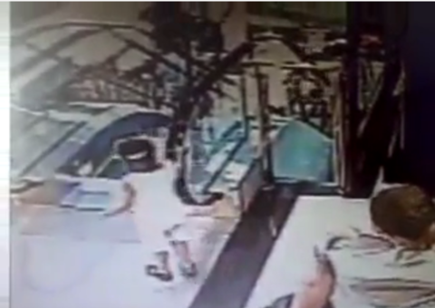 ALERTA: Veja o que aconteceu com esta criança que ficou só na escada rolante