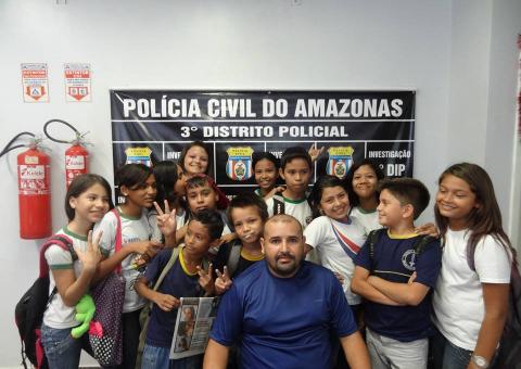 Alunos de escolas públicas visitam delegacia