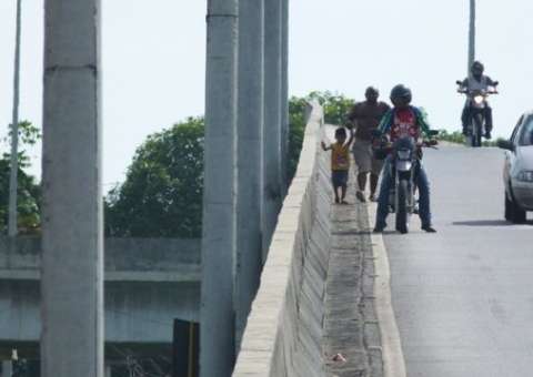 Caminhada no viaduto põe vida de criança em perigo