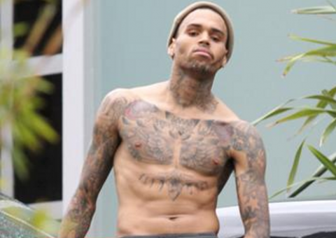  Chris Brown deve prosseguir na clínica reabilitação