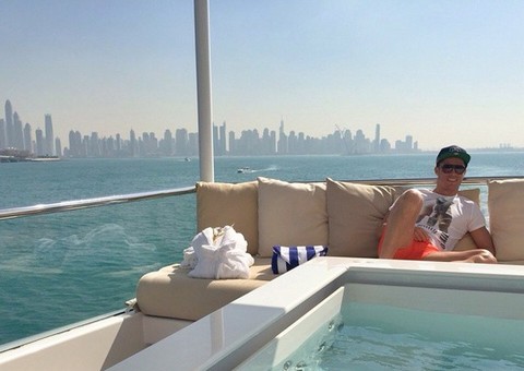 Cristiano Ronaldo ostenta nas férias em Dubai 