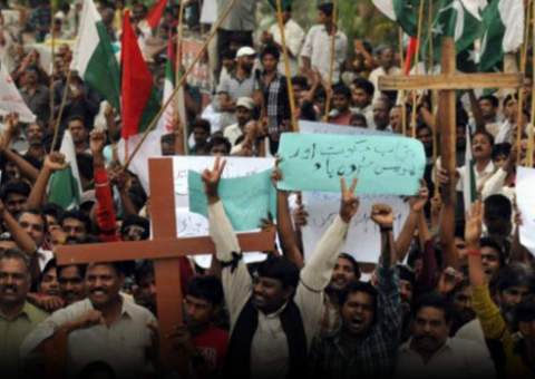 Casal cristão é espancado até morrer por "blasfêmia"